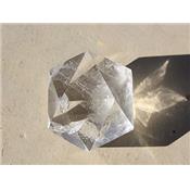 Icosaèdre en pierre de Cristal de Roche (50 à 60 grammes)